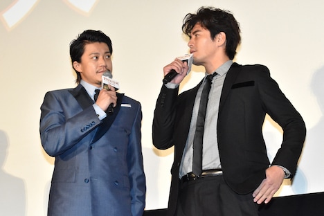 左から小栗旬、伊藤英明。