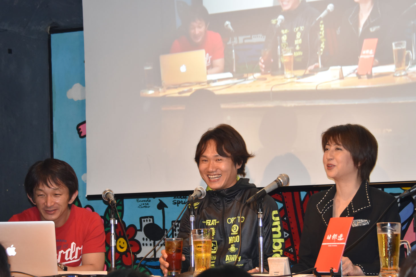 左から谷垣健治、園村健介、飯星景子。
