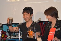 左から下村勇二、飯星景子。