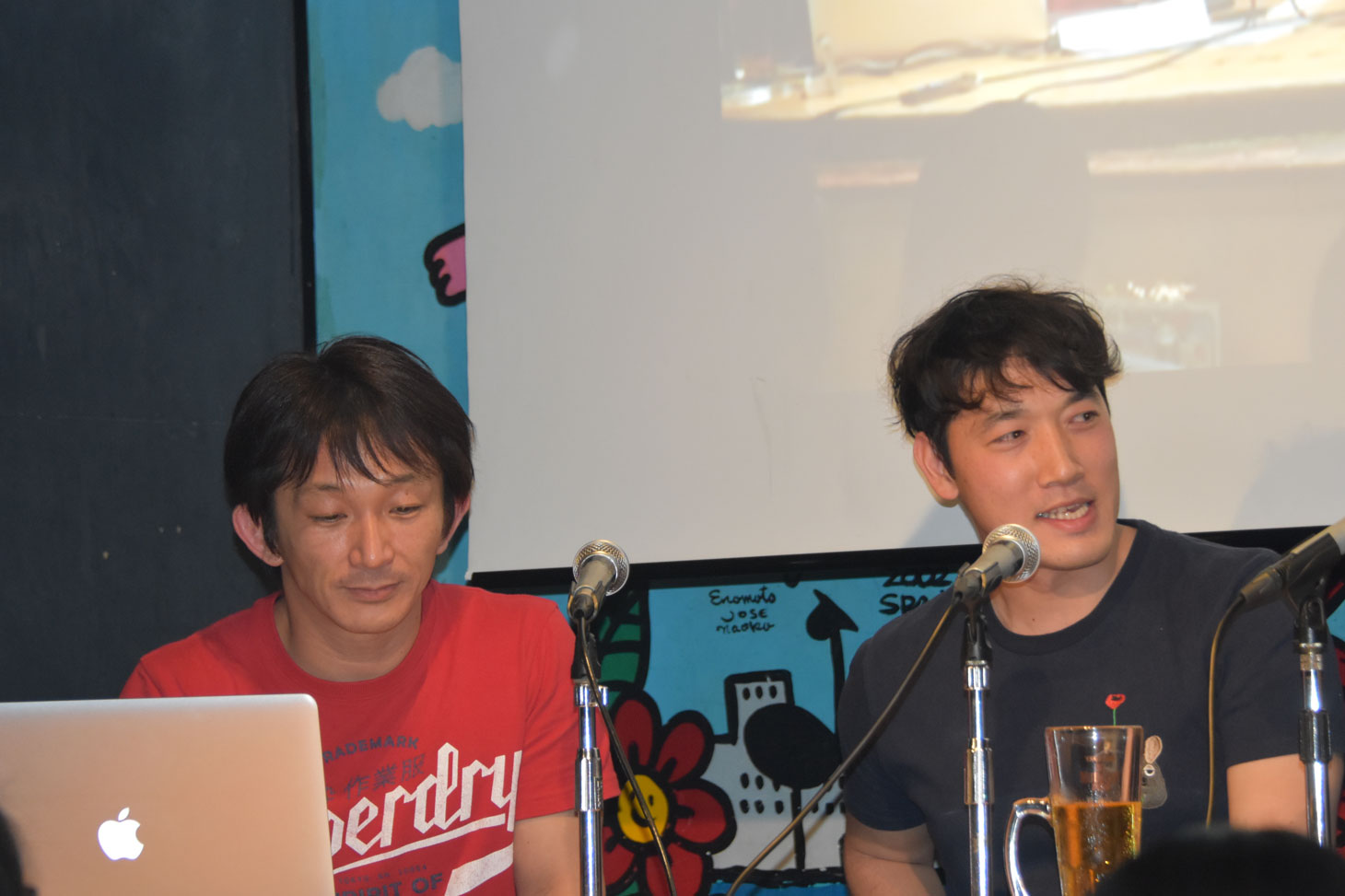 左から谷垣健治、テレビドラマ「牙狼〈GARO〉－GOLD STORM－翔」のアクション監督・富田稔。