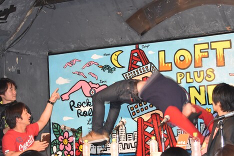 バク転を披露する田中大登。