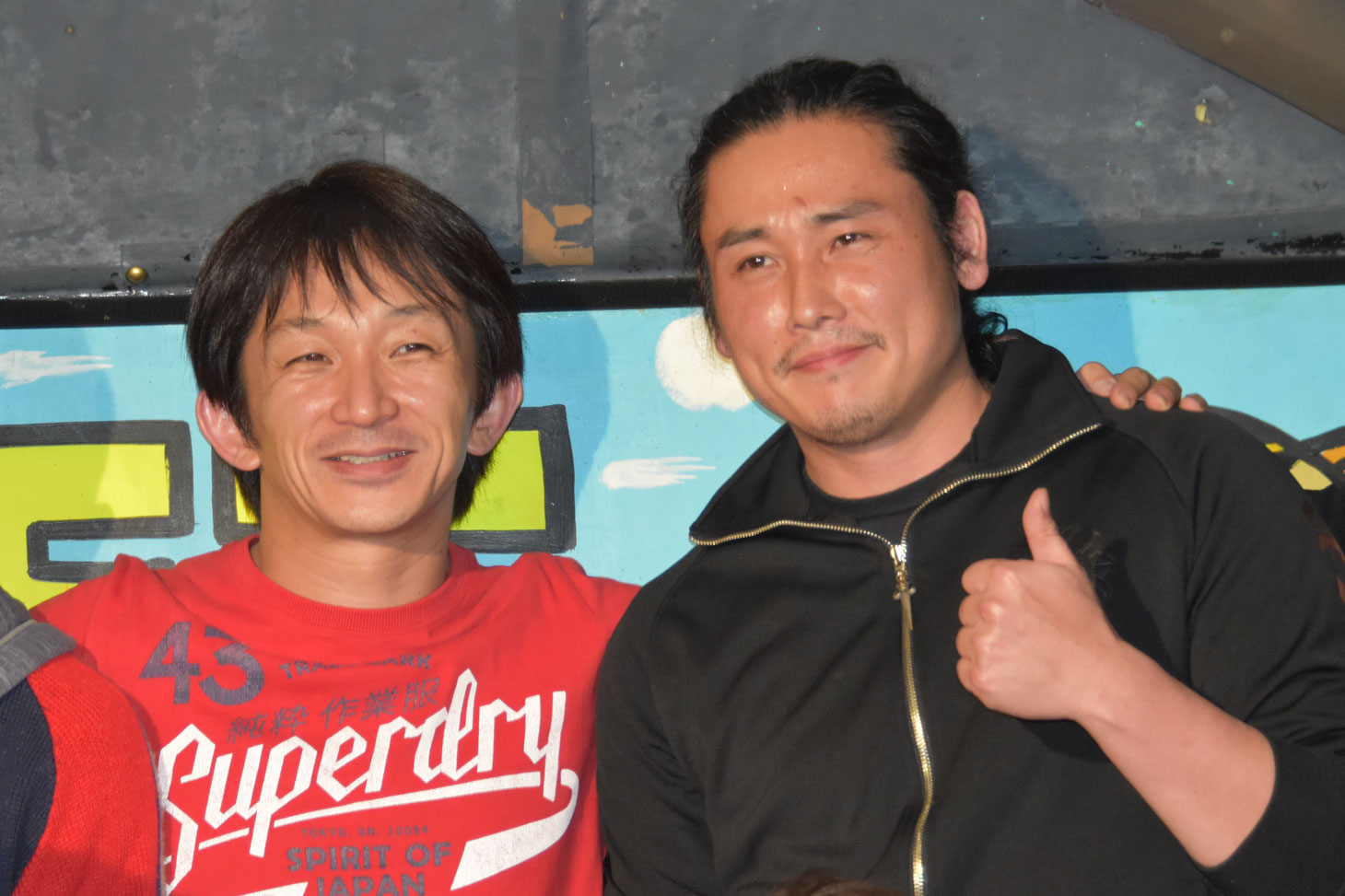左から谷垣健治、坂口拓。