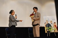 もたいまさこ（左）から「花が似合うね」と千葉雄大（右）へ一言。