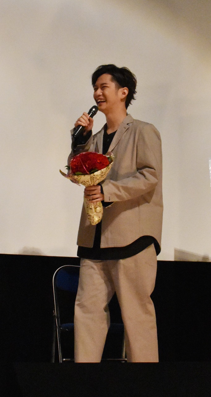 花束を渡す千葉雄大。