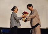 もたいまさこ（左）へ感謝の言葉とともに花束を贈る千葉雄大（右）。