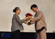 もたいまさこ（左）へ感謝の言葉とともに花束を贈る千葉雄大（右）。