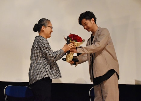 もたいまさこ（左）へ感謝の言葉とともに花束を贈る千葉雄大（右）。