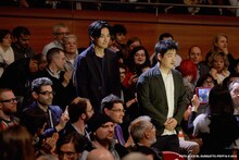 中央奥から松田龍平、沖田修一。