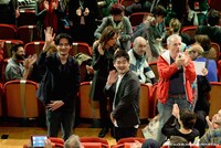 「モヒカン故郷に帰る」のヨーロッパプレミアに出席した松田龍平（左）と沖田修一（中央）。