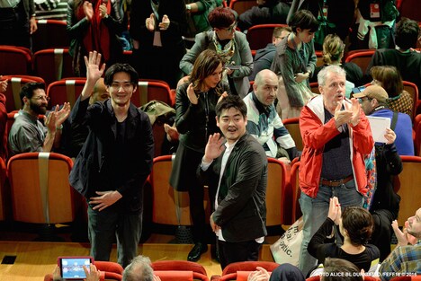 「モヒカン故郷に帰る」のヨーロッパプレミアに出席した松田龍平（左）と沖田修一（中央）。