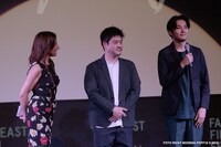 「モヒカン故郷に帰る」のヨーロッパプレミアに出席した松田龍平（右）と沖田修一（中央）。