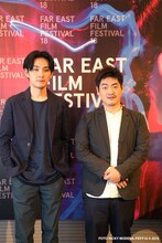 左から松田龍平、沖田修一。