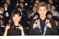 左から高畑充希、岩田剛典。