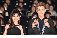 左から高畑充希、岩田剛典。