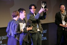 ウーディネ・ファーイースト映画祭授賞式での沖田修一（中央左）と松田龍平（中央右）。