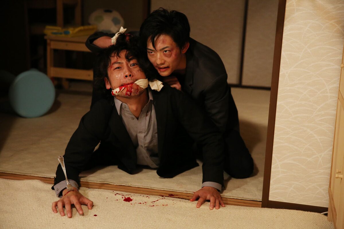 指ボキ 串刺し 足に点火 残虐シーン含む シマウマ ノーカット版予告編 映画ナタリー