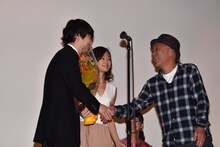 染谷将太（左）を祝福する前田敦子（中）と廣木隆一（右）。