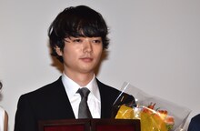 2016年5月3日、第25回日本映画プロフェッショナル大賞の授賞式に登壇した染谷将太。