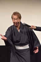 決めゼリフ「お控えなすって」をポーズ付きで披露する蛭子能収。