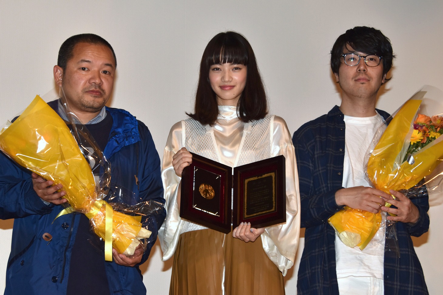 第25回日本映画プロフェッショナル大賞の授賞式の様子。左から大根仁、小松菜奈、川村元気。