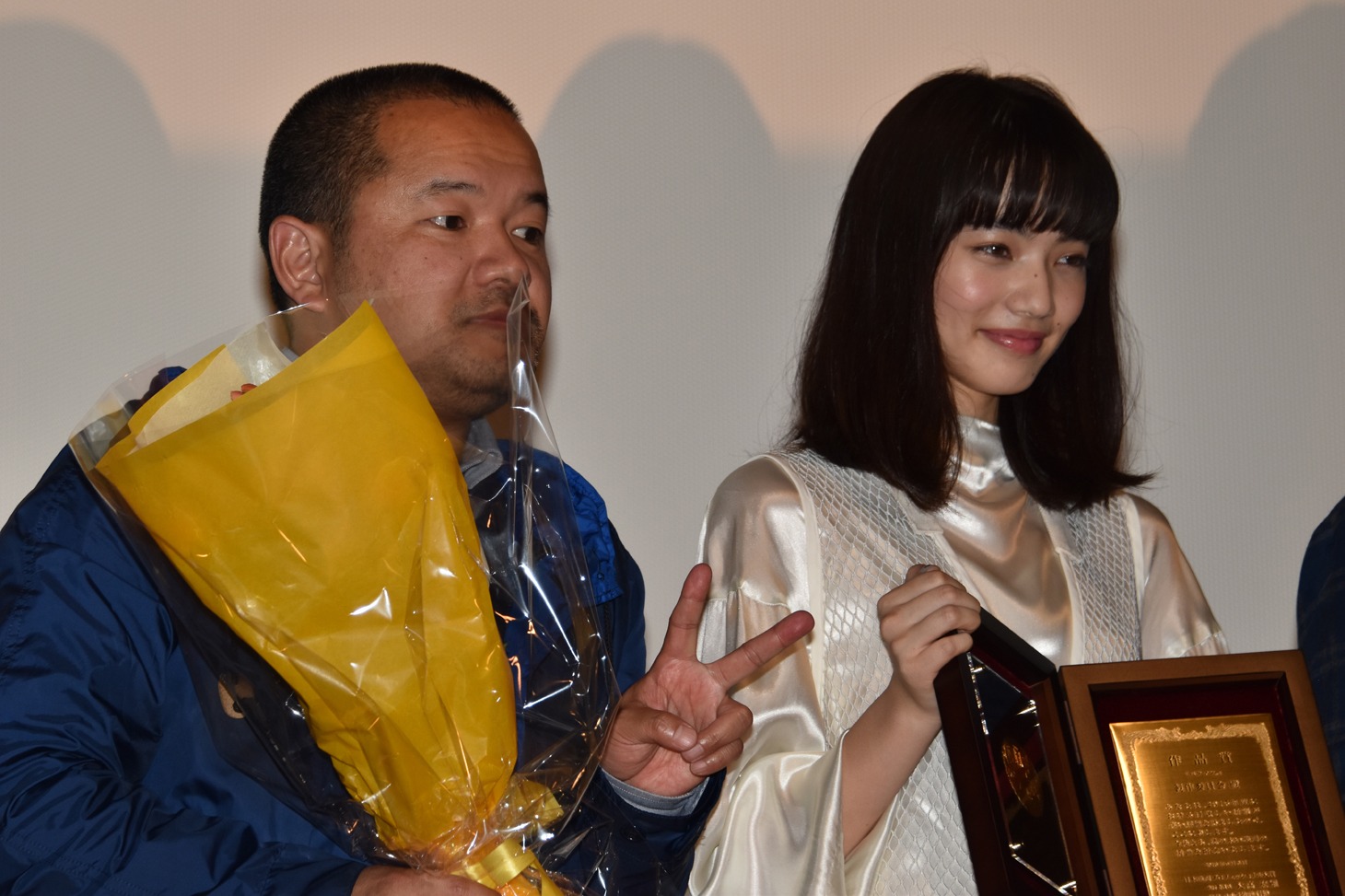 左から大根仁、小松菜奈。