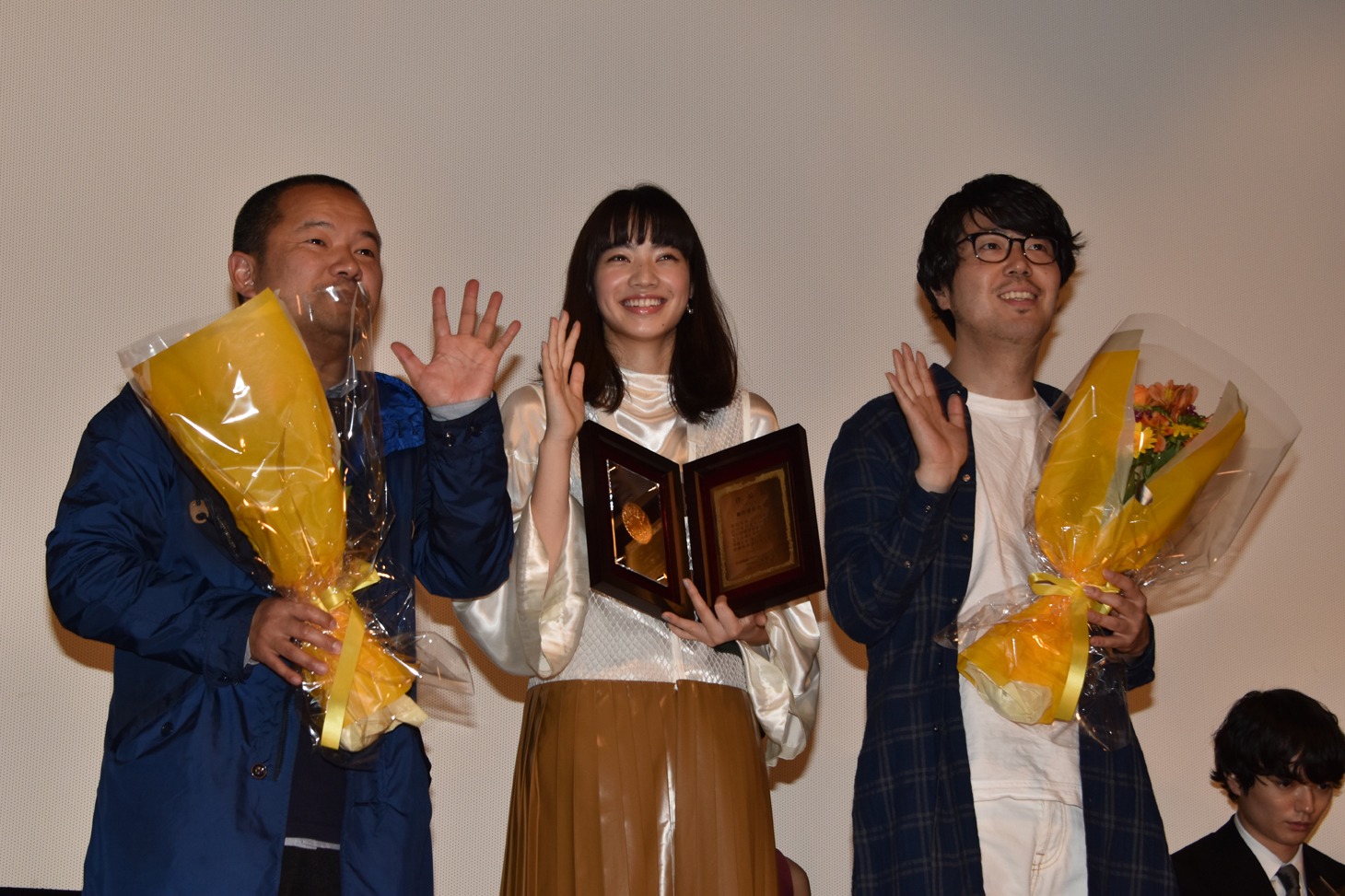 左から大根仁、小松菜奈、川村元気。