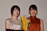 左から安川有果、祷キララ。