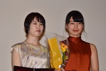 左から安川有果、祷キララ。