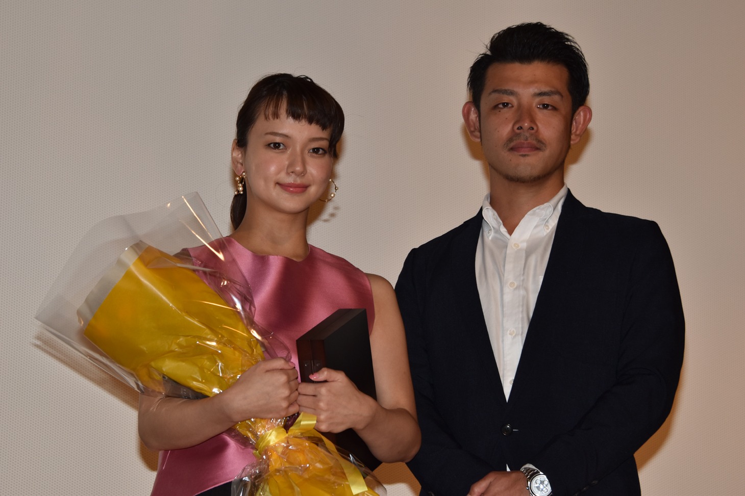 多部未華子（左）と「ピース オブ ケイク」プロデューサーの加茂義隆（右）。