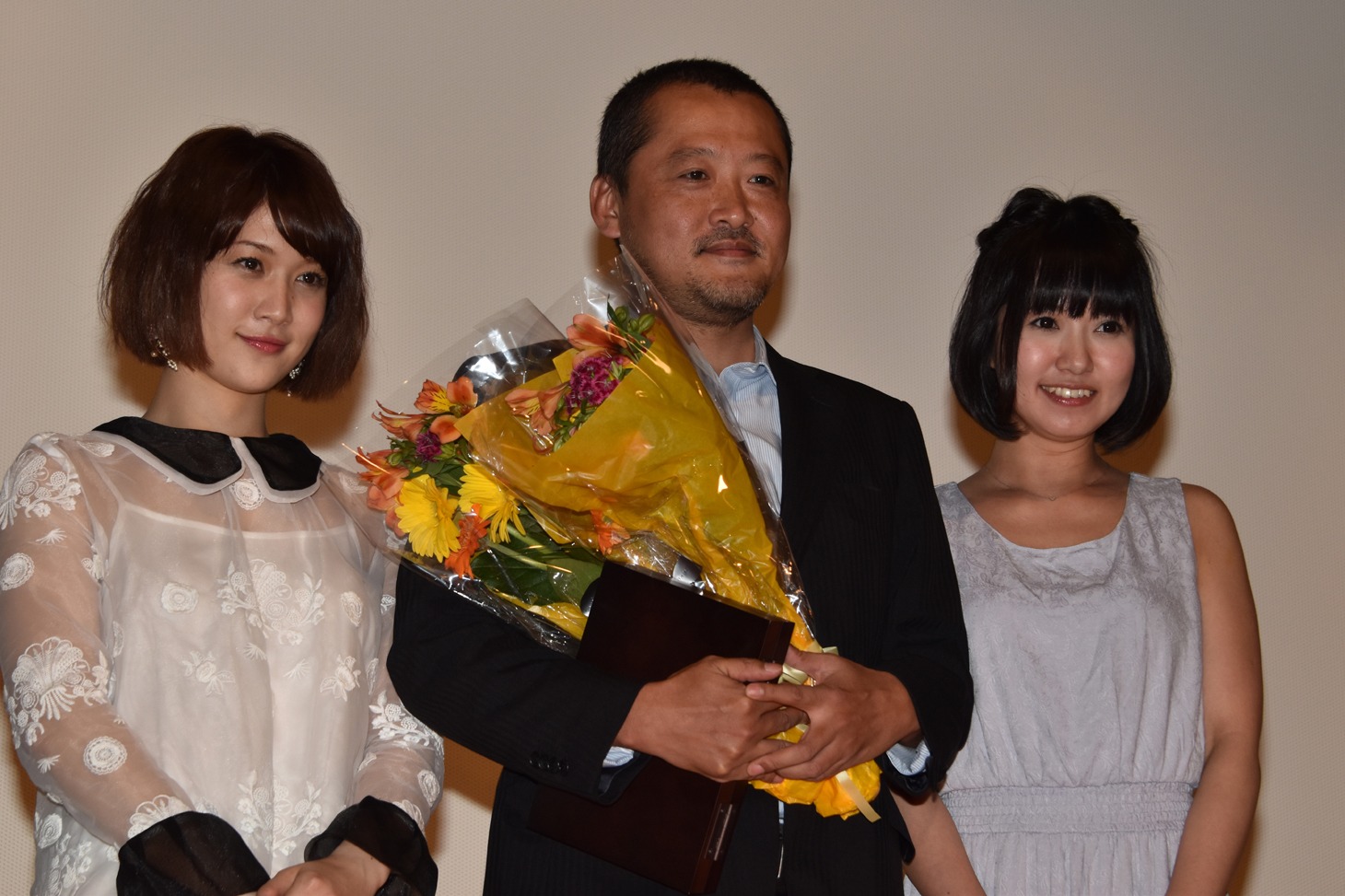 左から柳英里紗、川瀬陽太、朝倉ことみ。