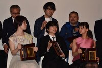 髪の毛をいじられる染谷将太（下段中）。