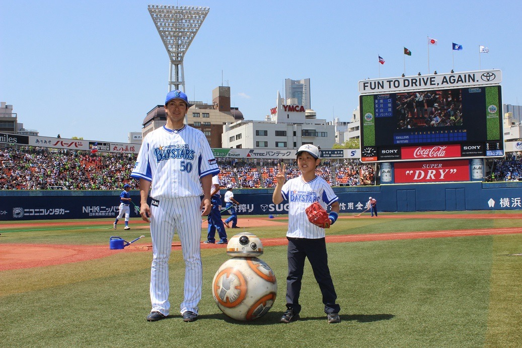 5月5日に行われた始球式の様子。左から下園辰哉、BB-8、石川大悟くん。