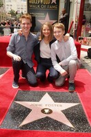 ジョディ・フォスター（中央）と息子たち。