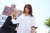 テレビドラマ「闇金ウシジマくん Season3」に登場する、マキタスポーツ演じる村井（左）と、高橋メアリージュン演じる犀原茜（右）。
