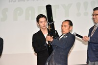 キャノン砲を放とうとする片岡鶴太郎。