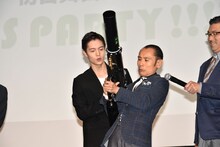 キャノン砲を放とうとする片岡鶴太郎を見守る窪田正孝。