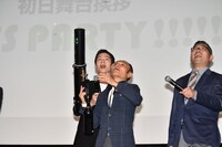 思いがけないタイミングでキャノン砲を発射してしまった片岡鶴太郎（中央）。