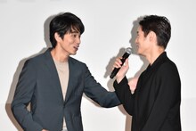 左から東出昌大、窪田正孝。