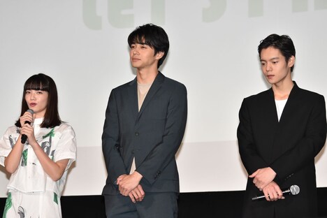 左から小松菜奈、東出昌大、窪田正孝。