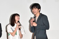 左から小松菜奈、東出昌大。