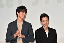 左から東出昌大、窪田正孝。