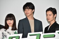 左から小松菜奈、東出昌大、窪田正孝。