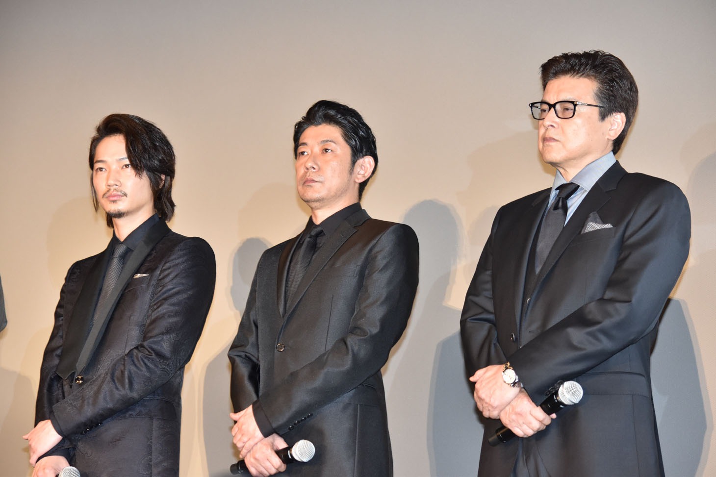 左から綾野剛、永瀬正敏、三浦友和。