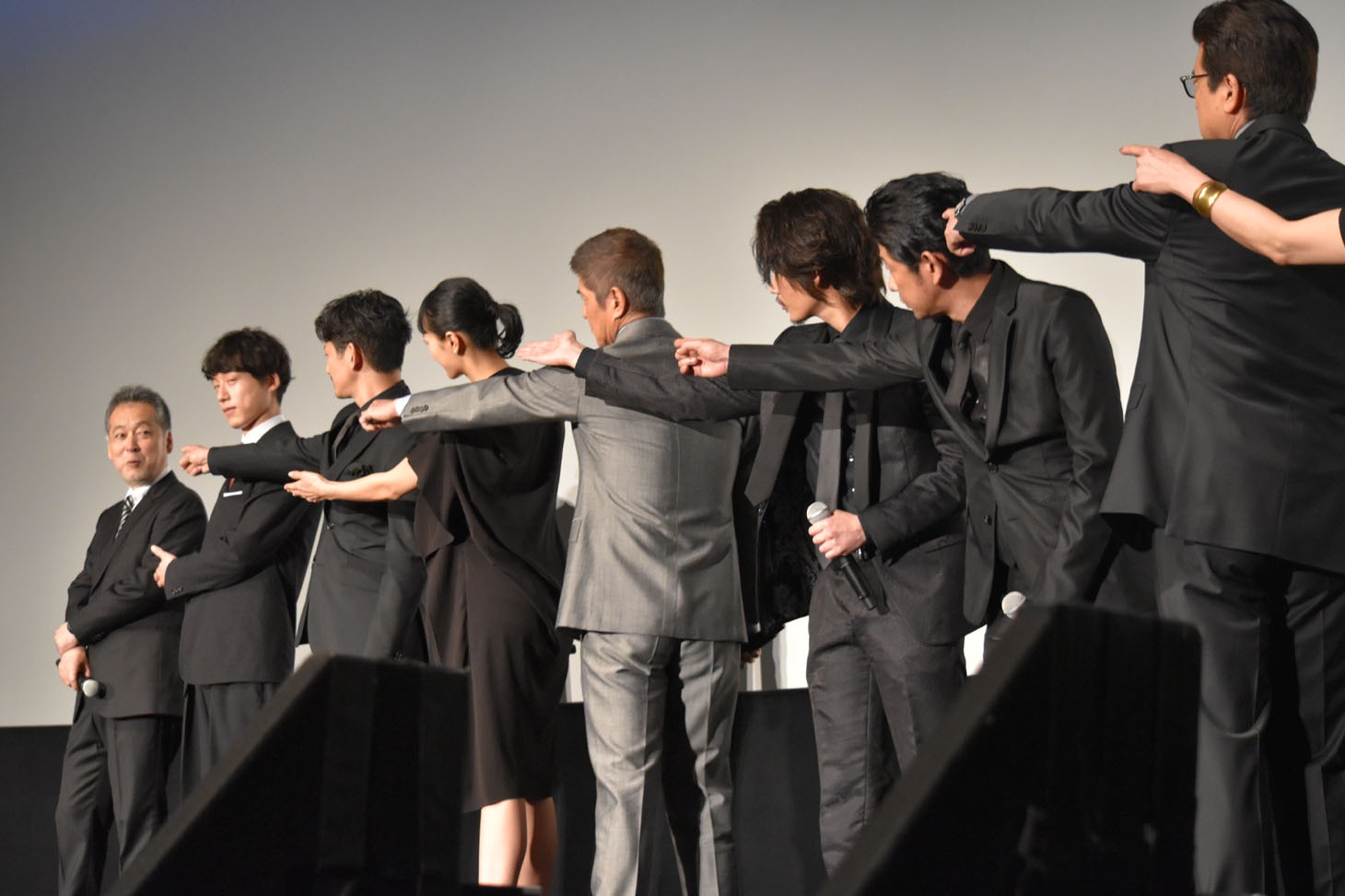 「この中で一番二面性があるのは誰？」という質問に対し、全員で瀬々敬久を指さすキャストたち。