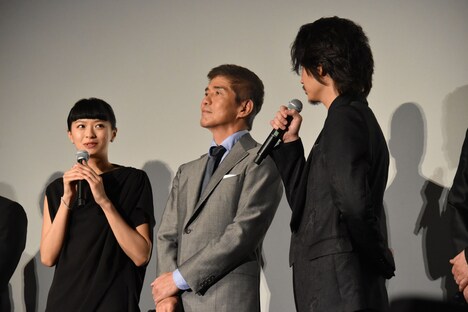 飲みに行った思い出を話す3人。左から榮倉奈々、佐藤浩市、綾野剛。