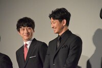左から坂口健太郎、瑛太。