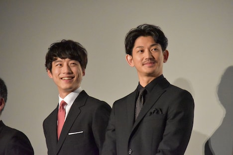 左から坂口健太郎、瑛太。