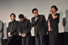司会に本作の感想を聞かれ、「前編にはちょっとしか出てないからなあ……」と答えた三浦友和（右から2番目）。