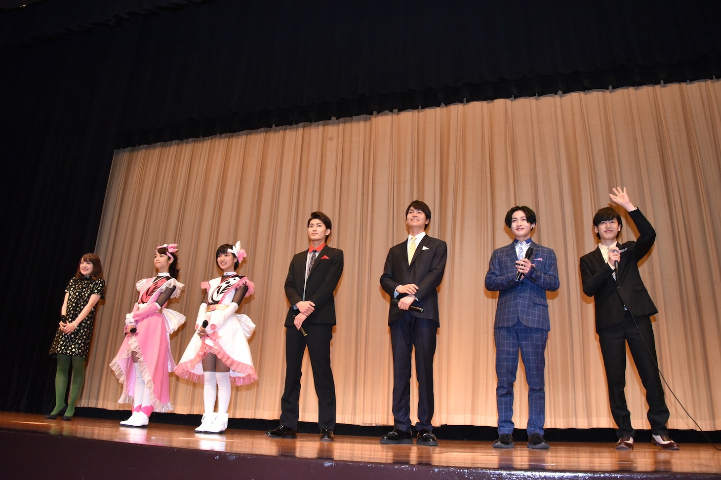 「帰ってきた手裏剣戦隊ニンニンジャー ニンニンガールズ VS ボーイズ FINAL WARS」の完成披露舞台挨拶付き上映会の様子。