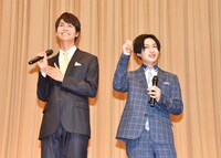 髪色の違いをこっそりアピールする松本岳（右）。